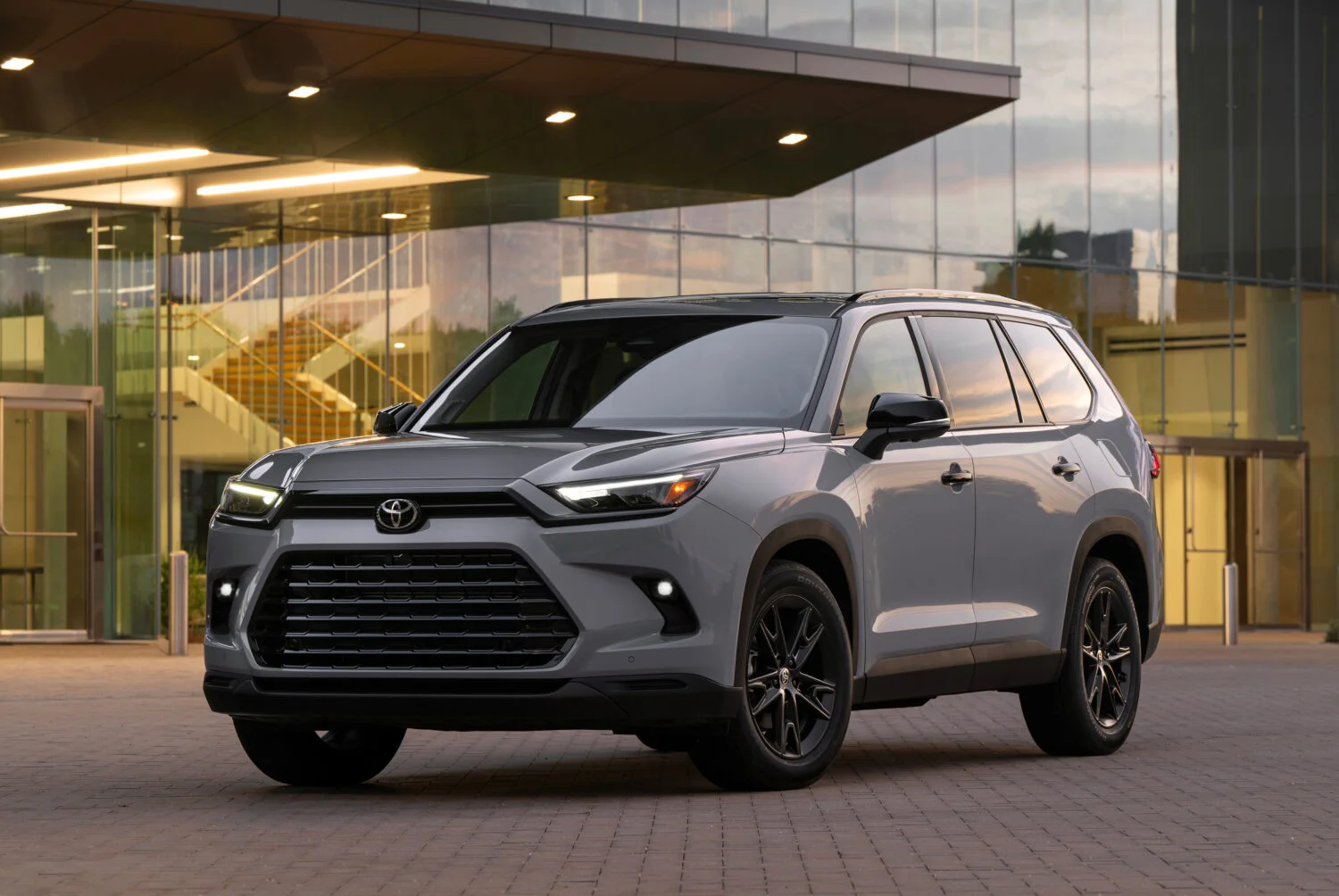 2026_Toyota_Grand-Highlander_Nightshade_Cement_001-1500x1004-1.png