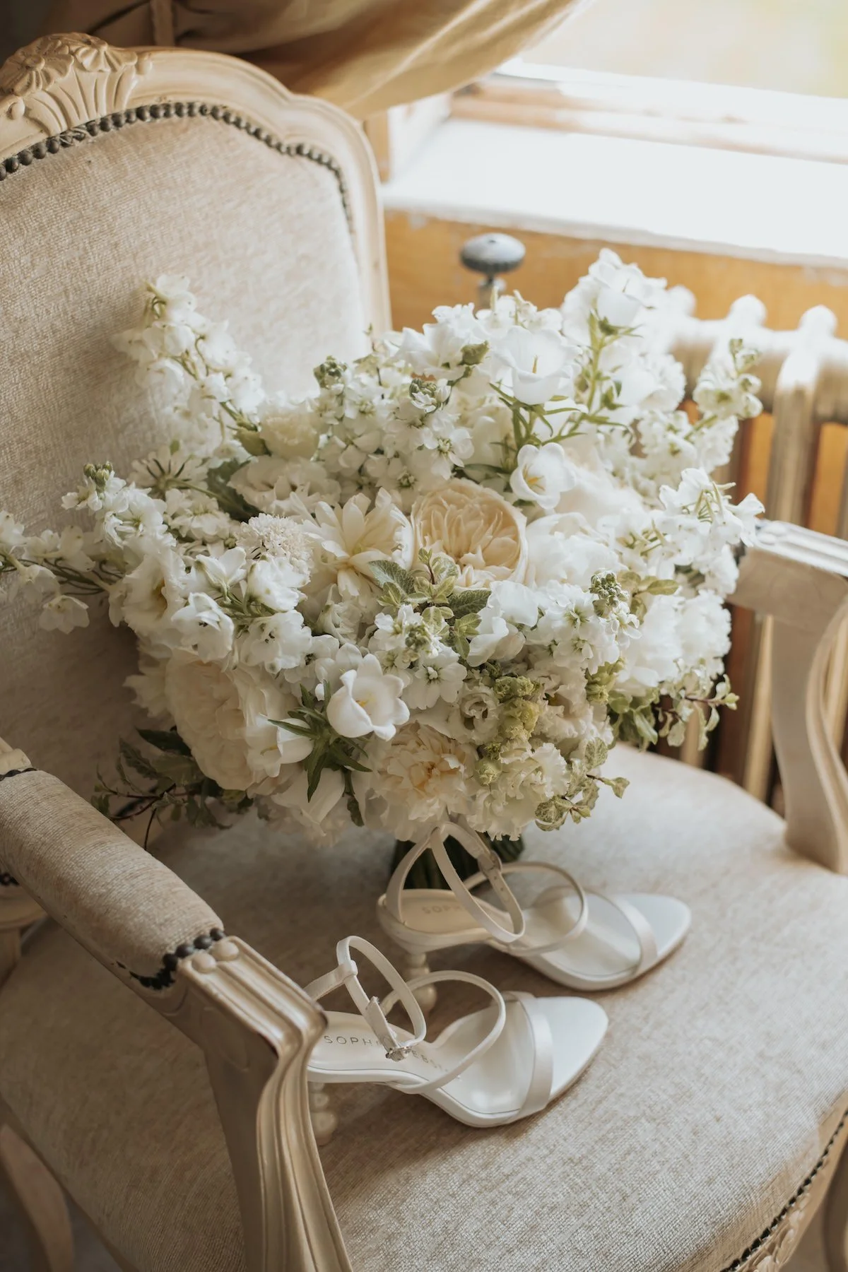 romantic-soft-wedding-flowers-essex-R&A-Gosfield-Hall--065.jpg