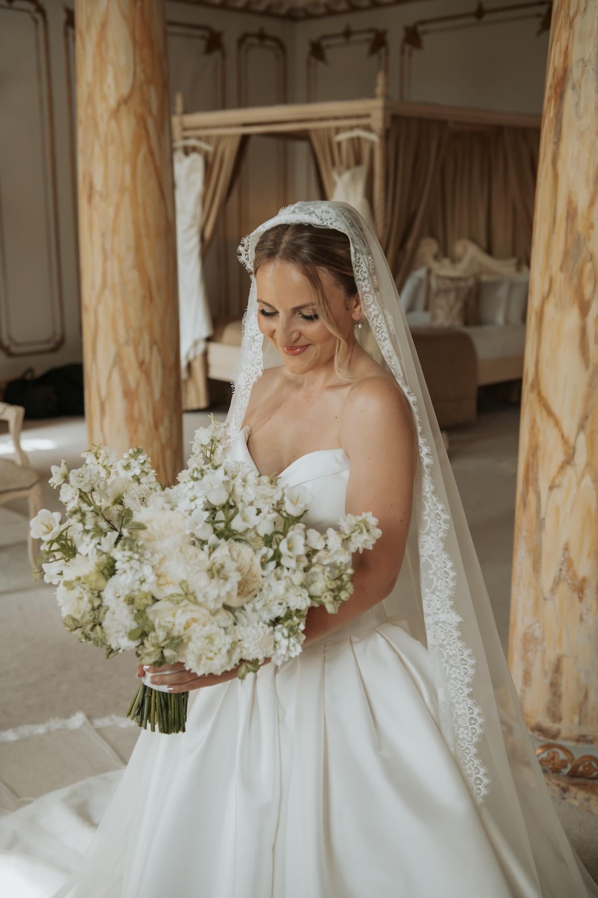 romantic-soft-wedding-flowers-essex-R&A-Gosfield-Hall--217.jpg