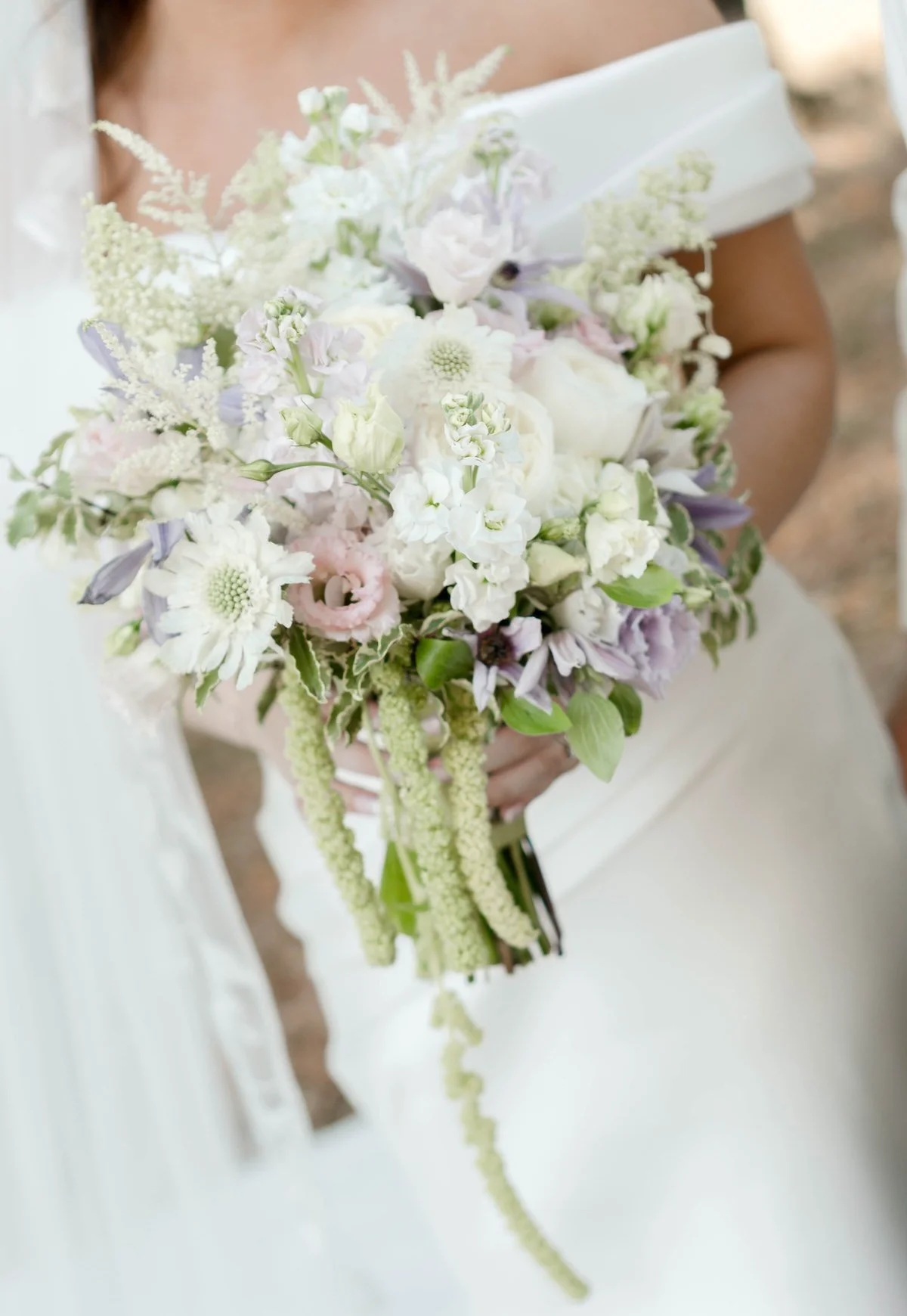 markshall-estate-essex-wedding-florist-essex-mordern-soft-wedding-bouquet-6617.jpg