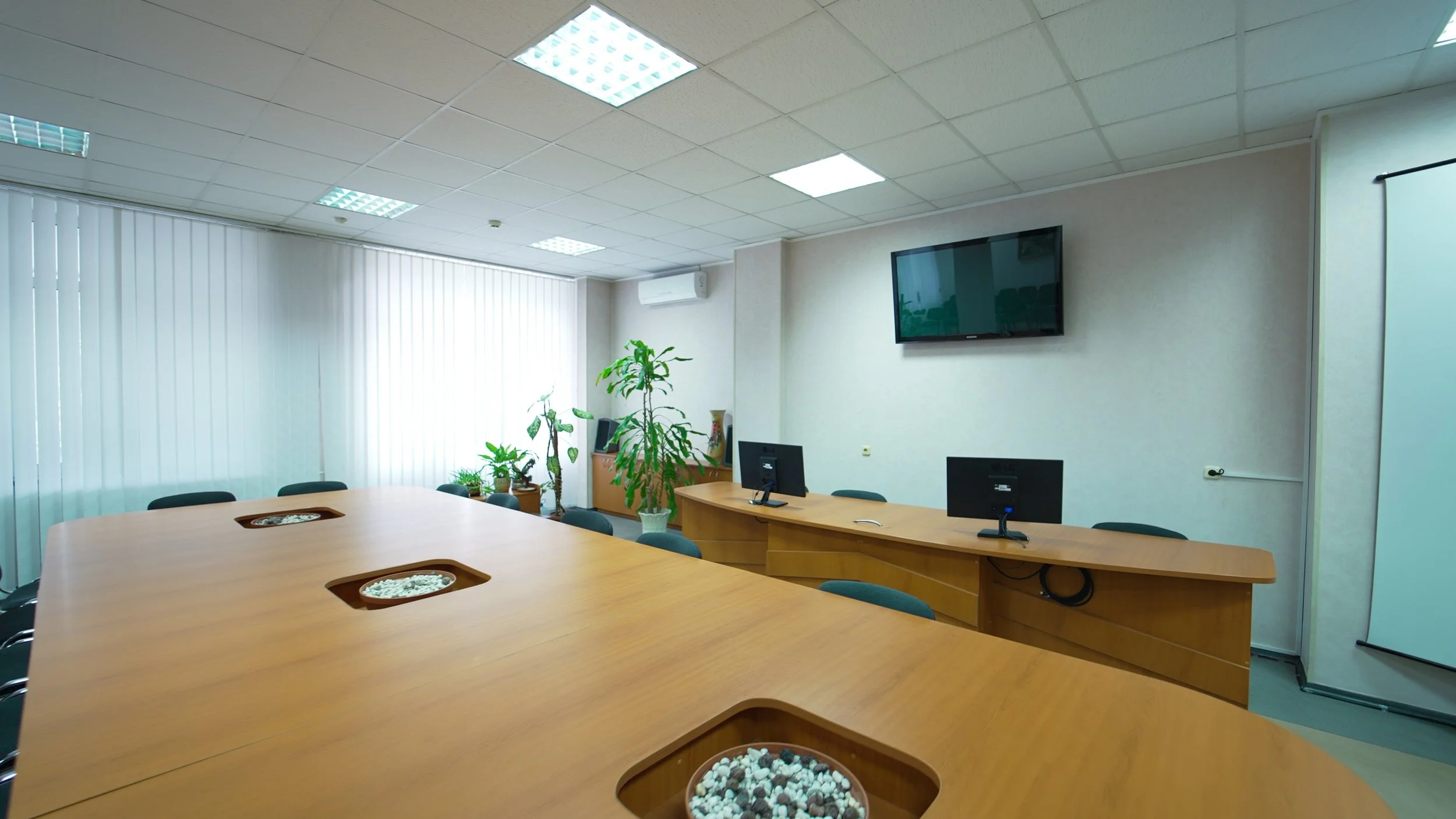kyiv-ukraine-5-may-2022-conference-hall-in-modern-medical-centre-big-light-meeting-roo-SBI-356976991.jpg