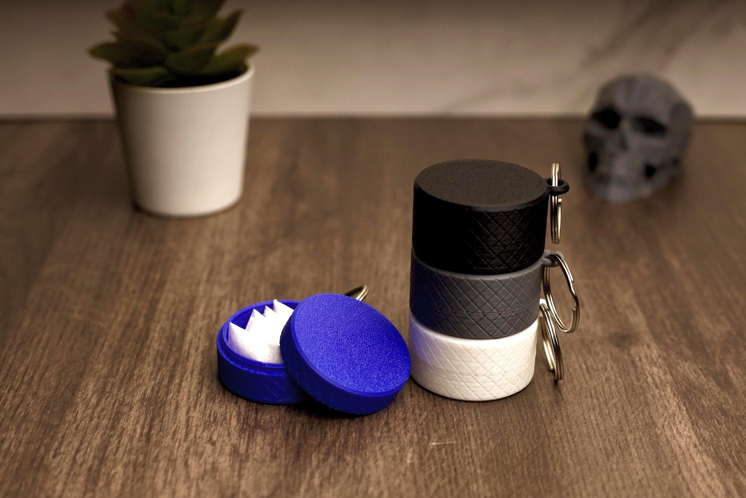 3D-printed keychain holder with clip for carrying a tin