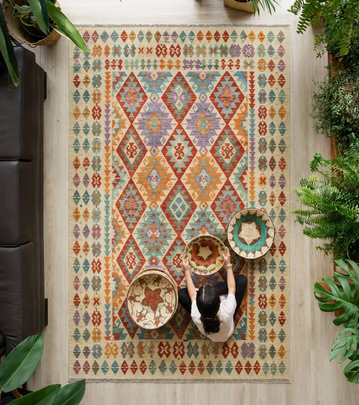 Color, tradici&oacute;n y personalidad en cada detalle.

Un Kilim de inspiraci&oacute;n &eacute;tnica que combina motivos geom&eacute;tricos y una paleta de tonos c&aacute;lidos y turquesas, perfecta para aportar car&aacute;cter y un toque artesanal 