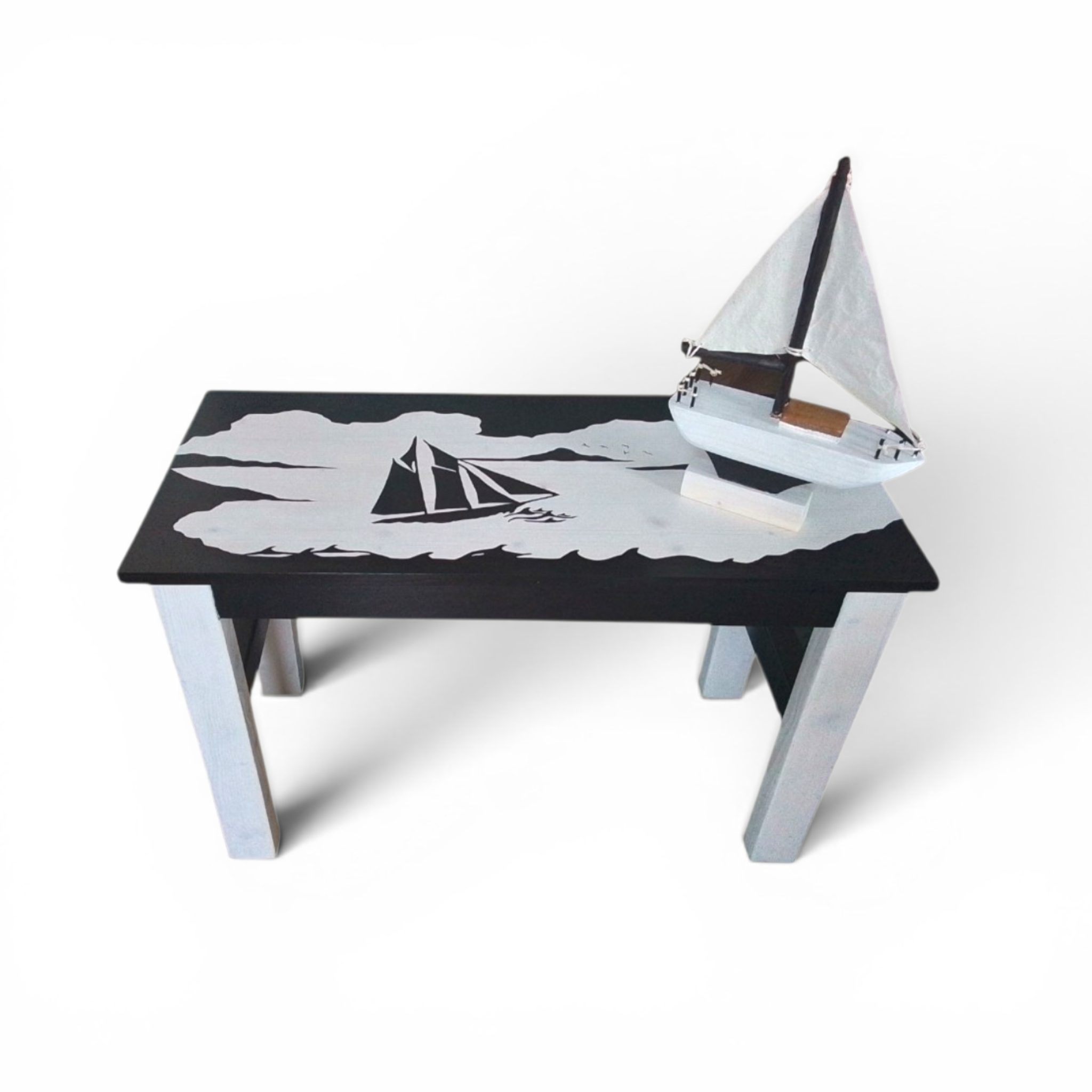 Black‑and‑white sailboat table – graphic sailboat, clean monochrome tones.