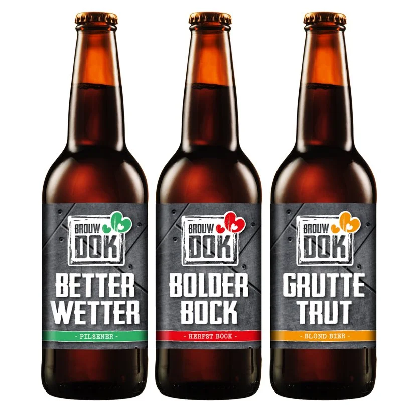 Drie bierflesjes met labels in verschillende kleuren en teksten in het Nederlands.