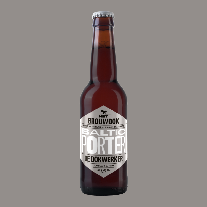 Fles met etiket voor het biertje Baltio Porter, geproduceerd door Het Brouwdok, met donkere amberkleur en witte en zwarte tekst.