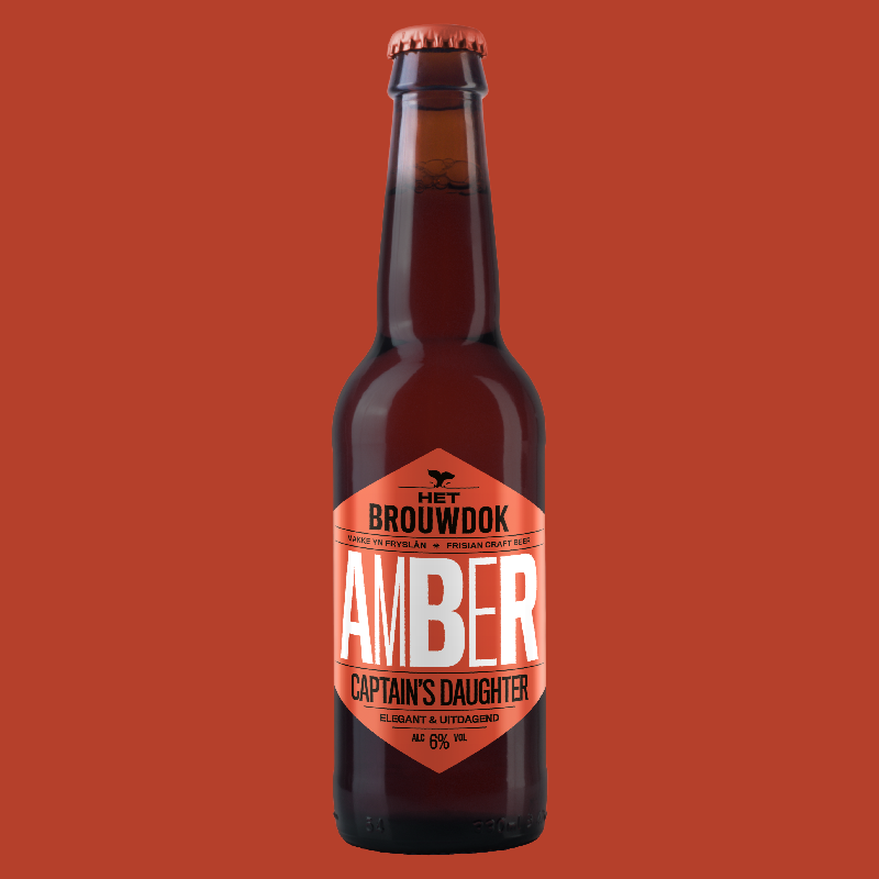 Een fles amberkleurig bier met een oranje label en de tekst 'Het Brouwdok Amber Captain's Daughter' op een oranje achtergrond.