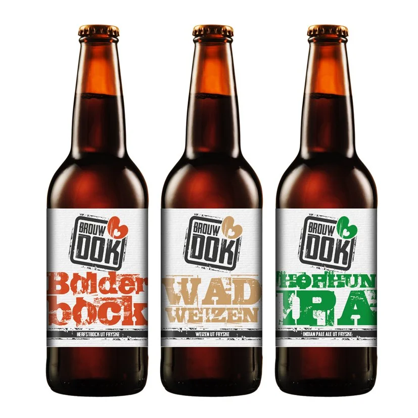 Drie flesjes met verschillend gebrouwen bier uit Friesland, each met een uniek label en kleur.