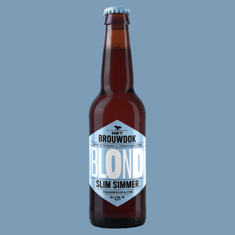 Een fles blond bier met een label dat 'Het Brouwdok', 'Blond', en 'Slim Simmer' zegt, tegen een blauwe achtergrond.