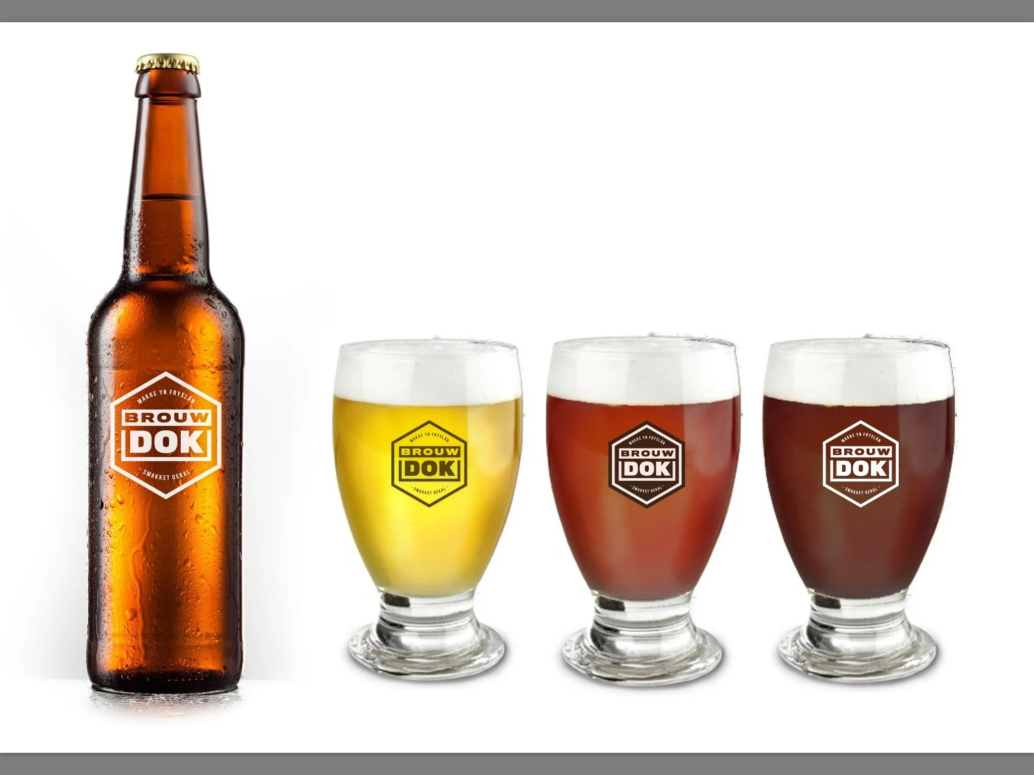 Een fles bier en vier bierglazen met verschillende gekleurde bieren op een witte achtergrond.
