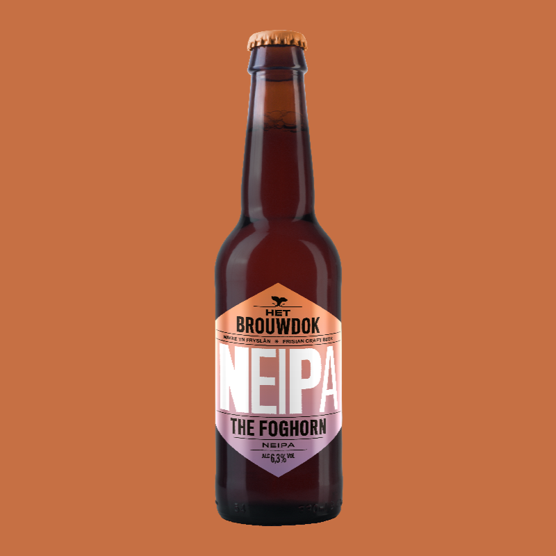 Brouwerijfles met etiket van Nederlandse NEPA-bier, genaamd 'The Foghorn', met alcoholpercentage 6,3%, op een bruin achtergrond.