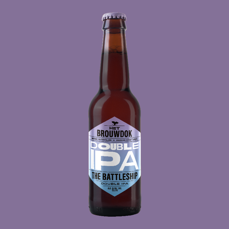 Flesje bier met label 'Het Brouwdok Double IPA The Battleship' op een paarse achtergrond.