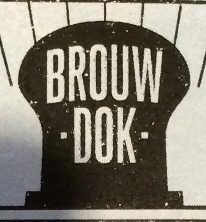Een zwart-wit afbeelding met een logo dat 'Brouw DOK' zegt.