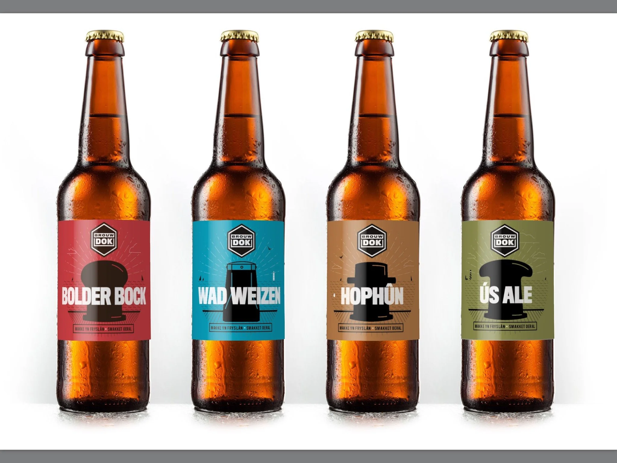 Vier bierflessen met verschillende labels en kleuren, geplaatst naast elkaar.