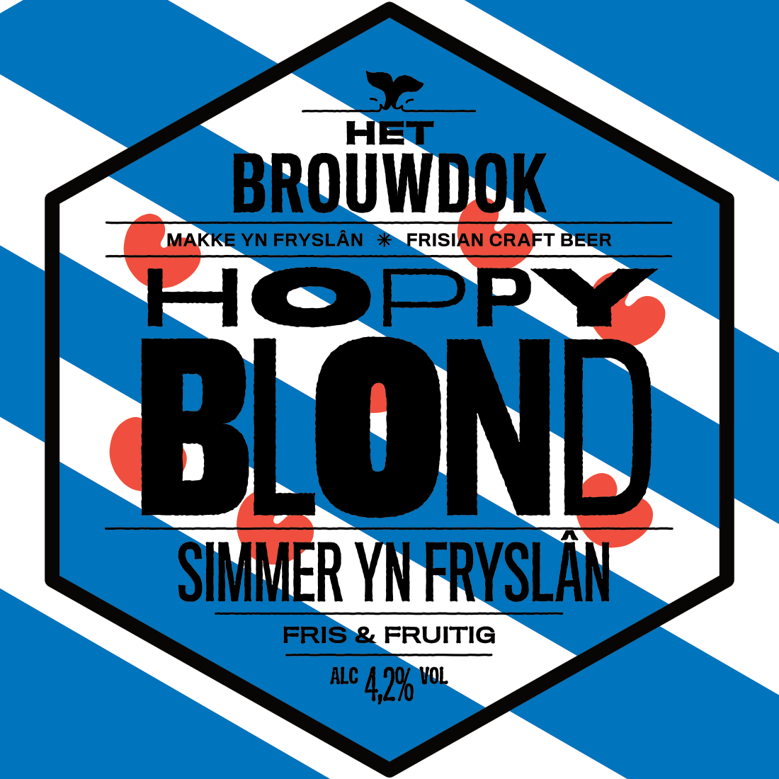 Etiket voor het bier Hoppy Blond, met blauwe en witte diagonale strepen en rode stippen, inclusief tekst in het Fries en Engels.