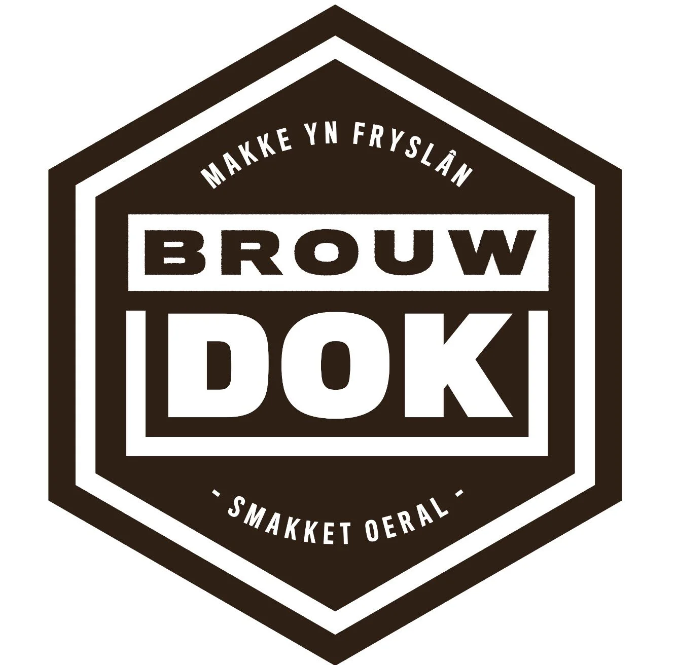 Logo van een bakkerij genaamd Brouw Doki met tekst 'MAKKE YN FRYSŁÂN' en 'SMAKET OERAL' in een hexagonale vorm
