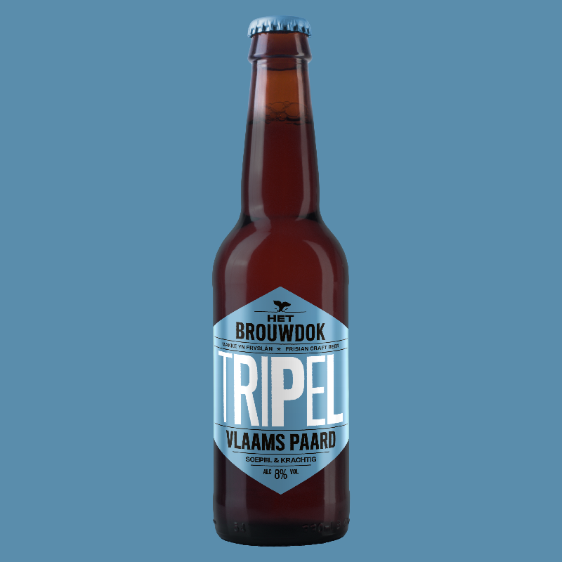 Bruine bierfles met label voor Het Brouwdak Tripel Vlaams Paard, met 8% alcohol, op een blauwe achtergrond.