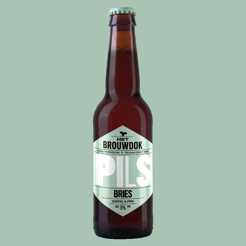 Een fles met een etiket dat zegt 'Het Brouwdok - PLS Bries - Soepel & Fris - Alcohol 5%'