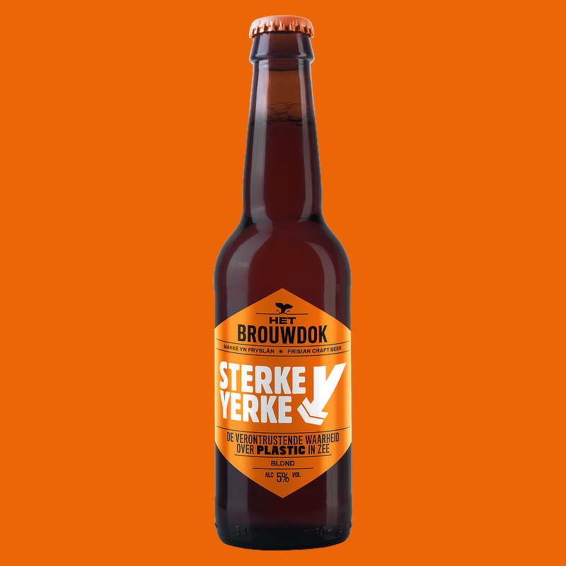 Bruine bierfles met een oranje label, logo en tekst in het Nederlands, tegen een oranje achtergrond.