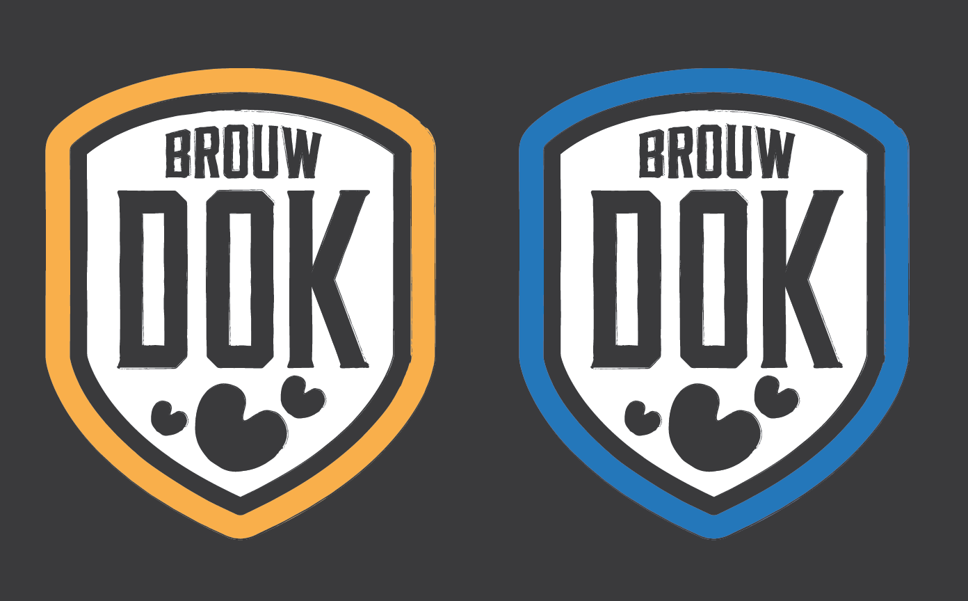 Twee schaaltjes met badges met de tekst 'Brouw DOK' en een hartje, een badge met een oranje rand en een andere met een blauwe rand.