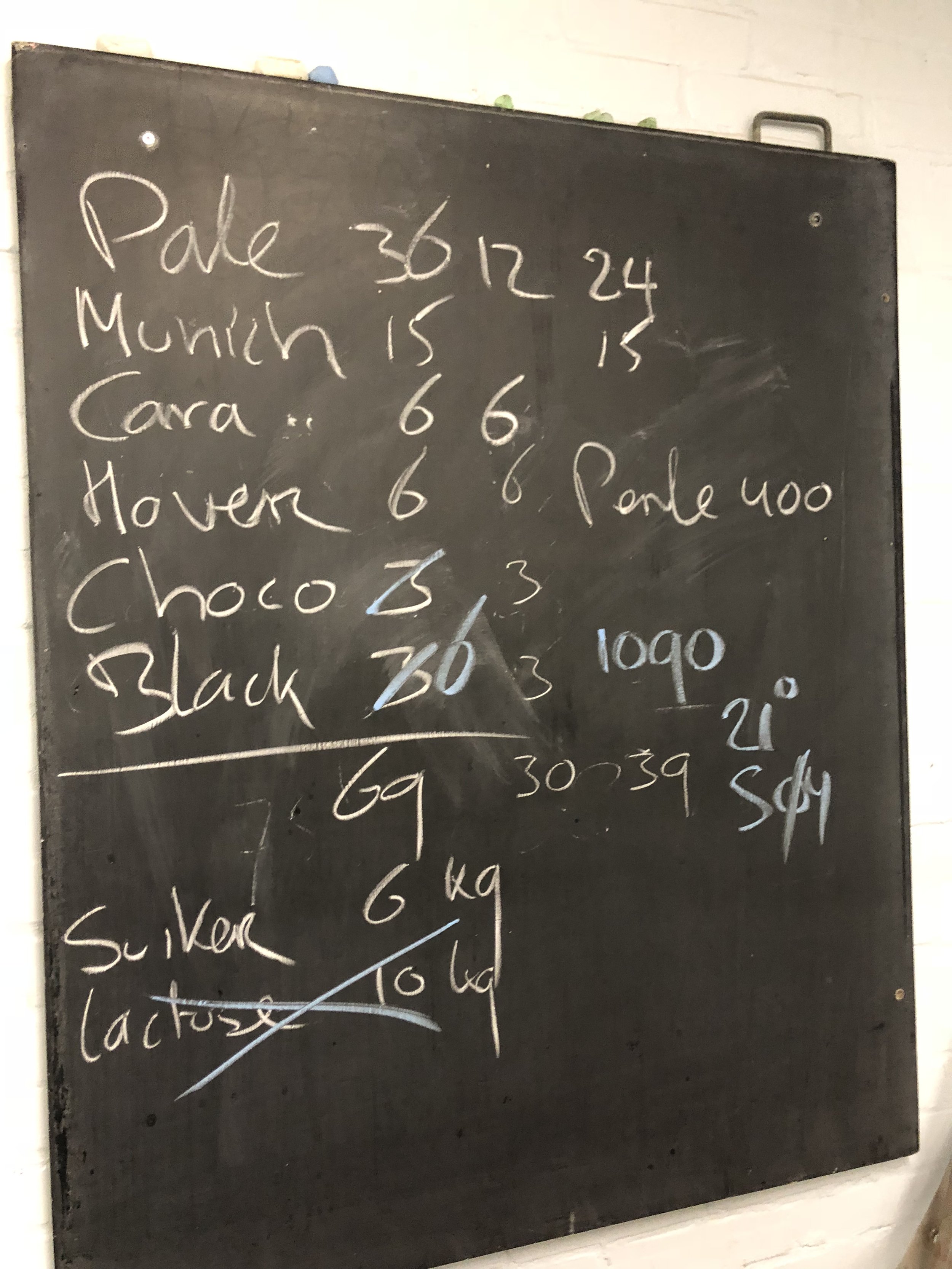 Krijtbord met prijsinformatie voor verschillende gerechten, geschreven in het Engels.