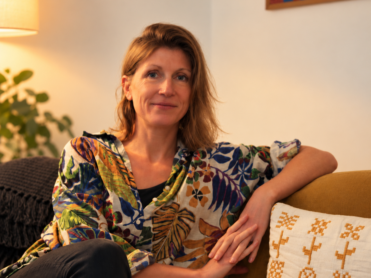 Mag. Kerstin Muff Portraitfoto im Praxisraum.