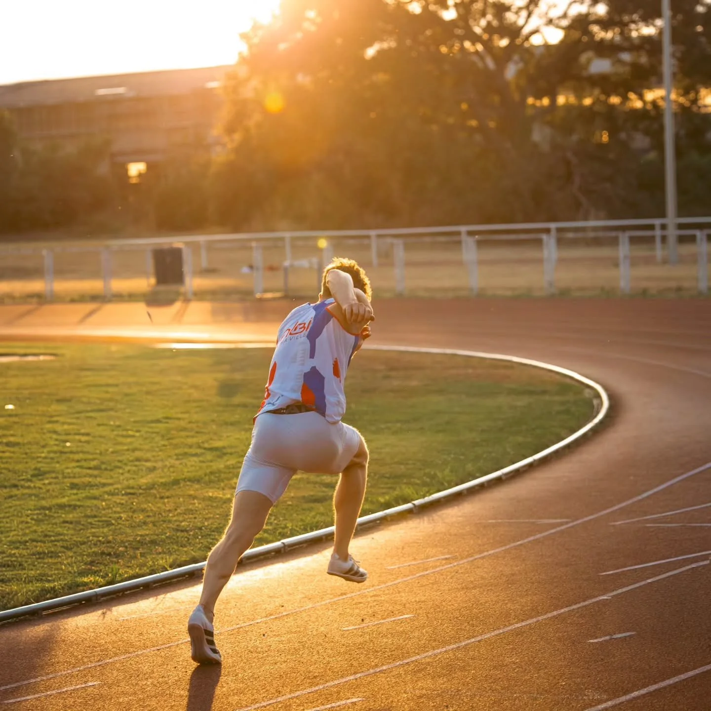Cette lumi&egrave;re, ou rien. 🔥
Une note sur 10 pour ce clich&eacute; ? 👇

📍 Toulouse &middot; doudou.raw
-
-
-
-
#athletisme #goldenhour #trackandfield #toulouse #sprint