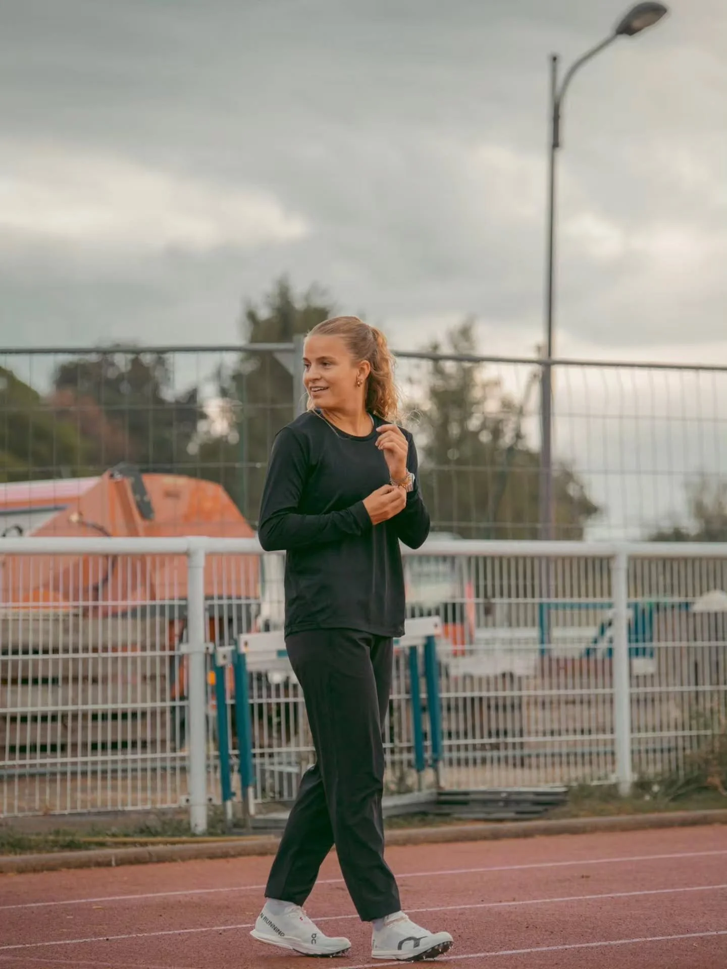 Ciel gris, piste humide, sourires quand m&ecirc;me. ☁️
Une s&eacute;ance comme les autres, sauf qu'on a sorti l'appareil entre deux s&eacute;ries.

Lequel de ces 8 portraits tu gardes ? 👇

📸 Shooting d'&eacute;quipe, perf ou portrait 
&rarr; lien e
