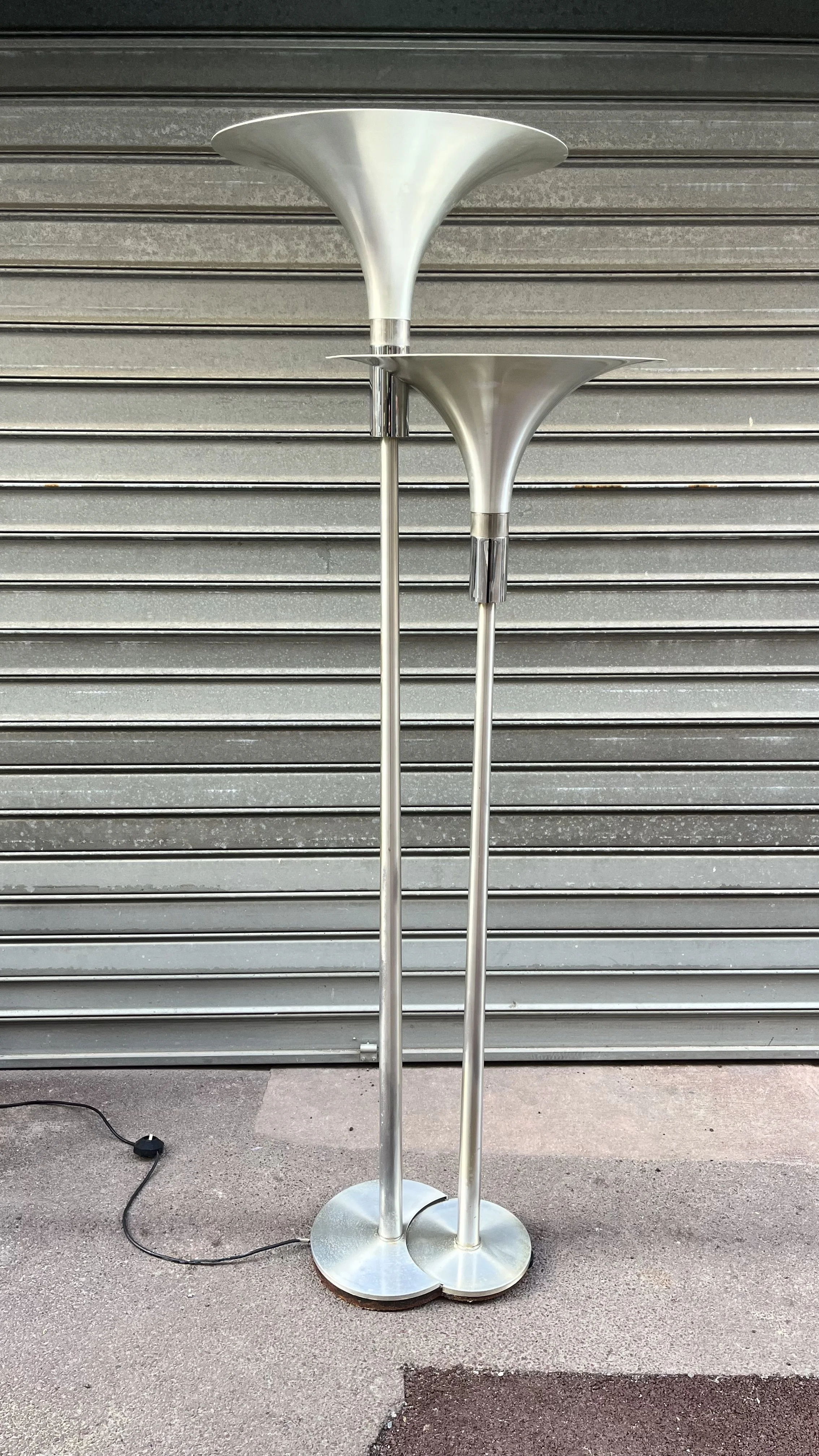 Lampadaire vintage à deux vasques et deux fûts en aluminium brossé, vue de face