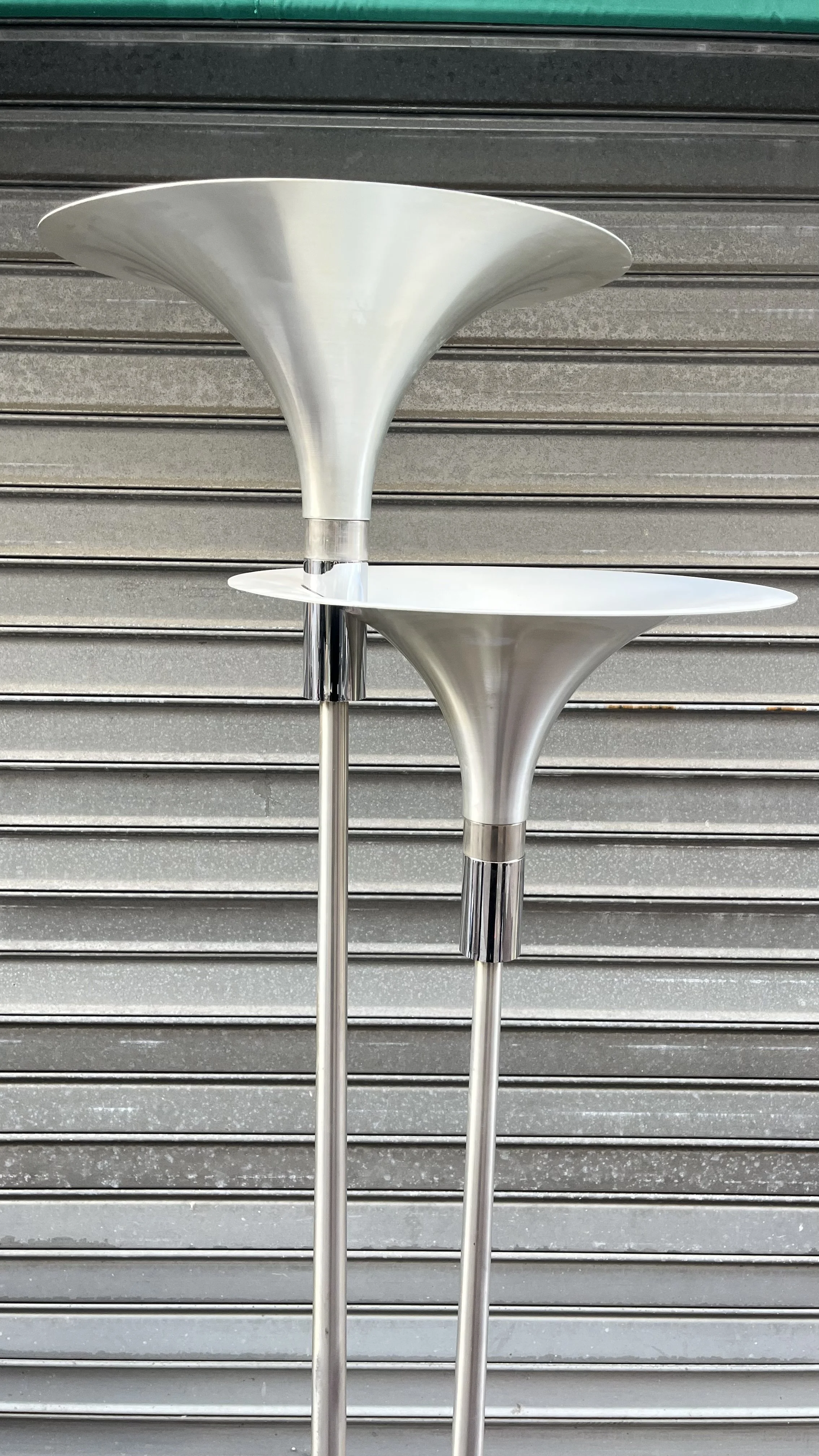 Les deux vasques du lampadaire à hauteurs décalées, aluminium brossé et bagues chromées