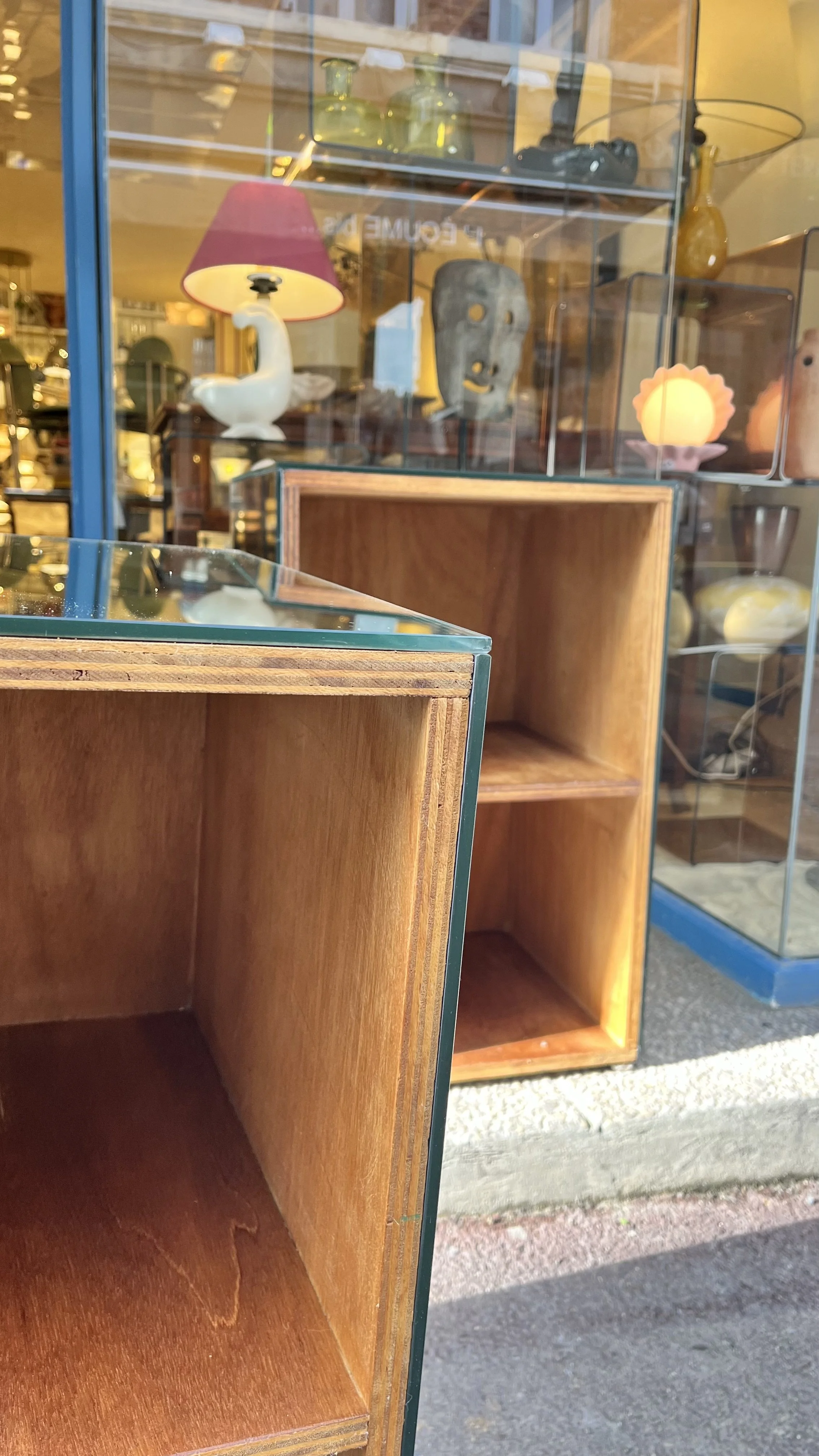 Paire de chevets en miroir, vue de détail