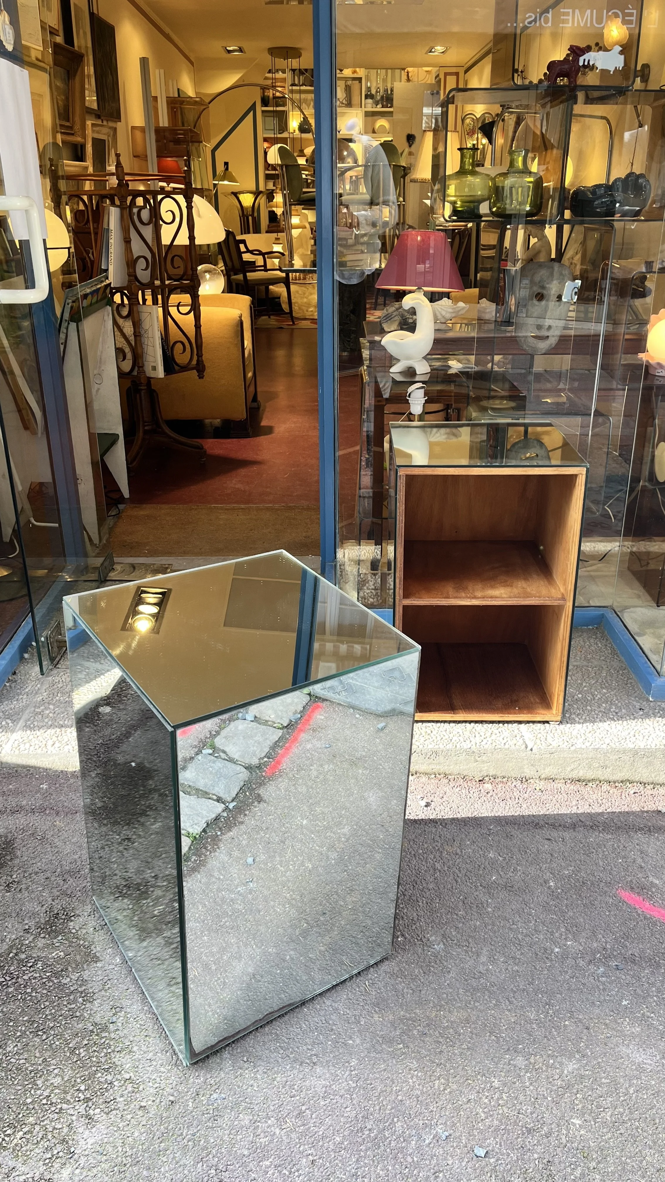 Paire de chevets en miroir