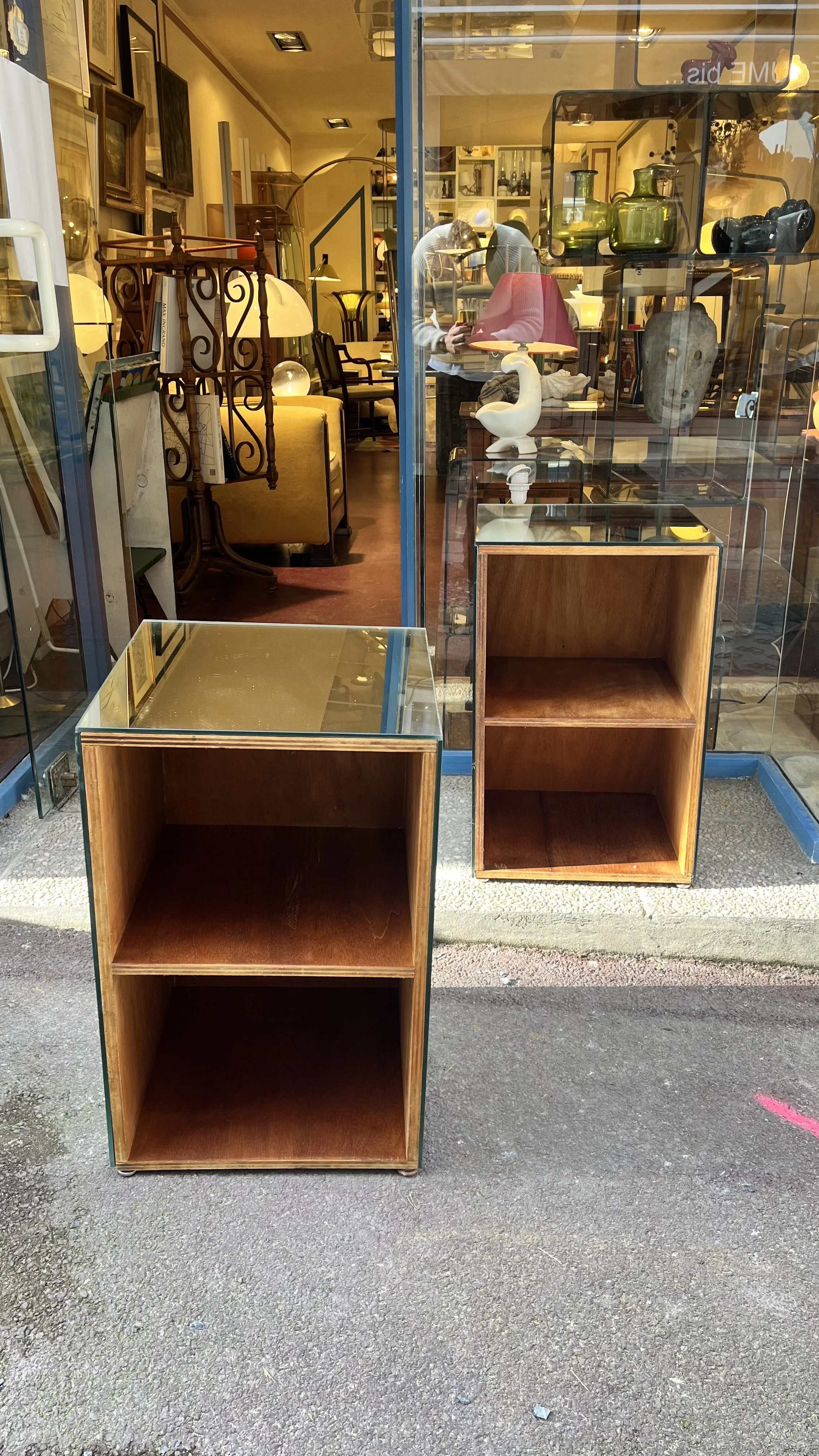 Paire de chevets en miroir, vue de face