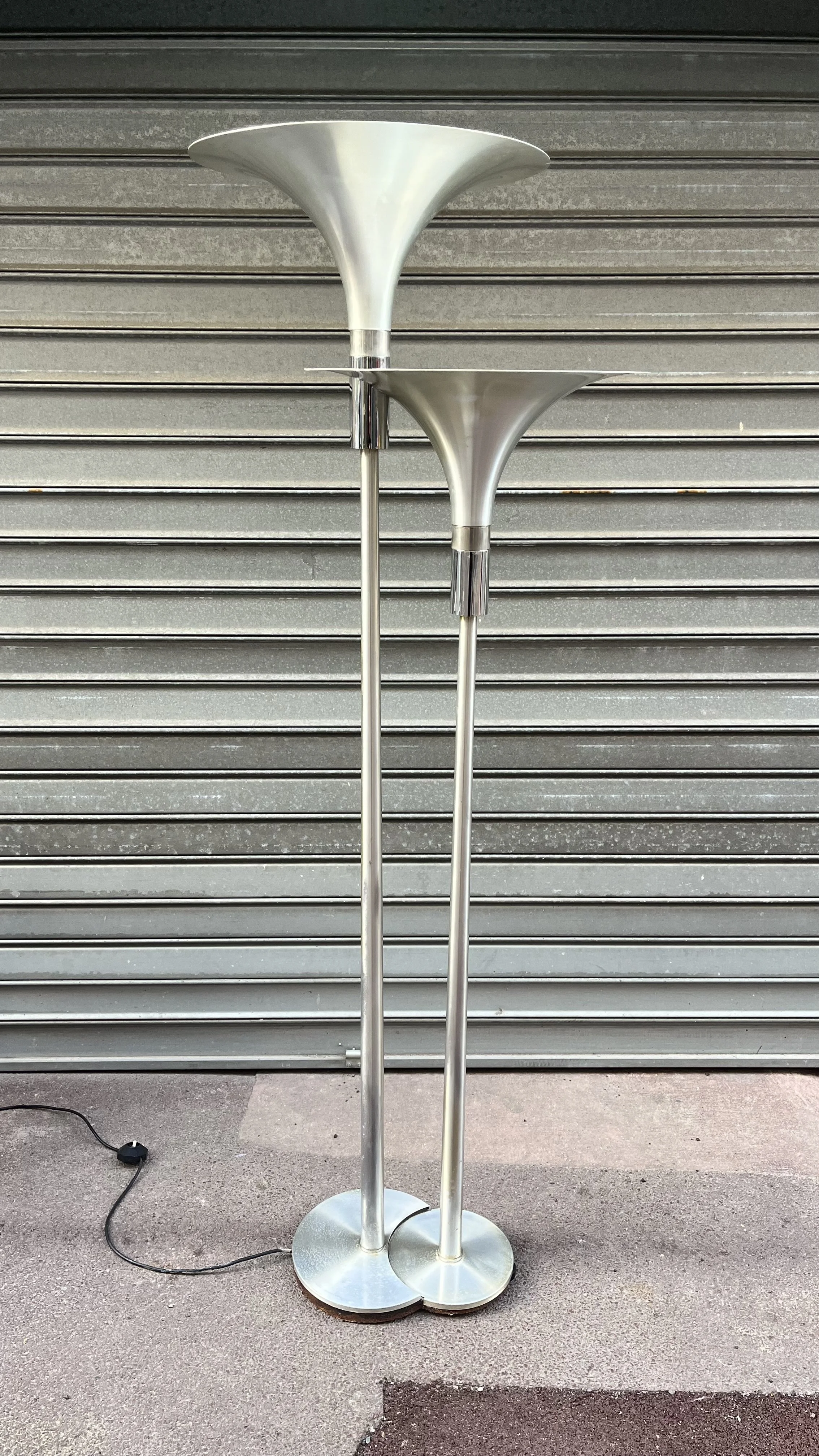 Double lampadaire à vasques en aluminium brossé et chrome, vue d’ensemble avec ses deux socles ronds, circa 1970