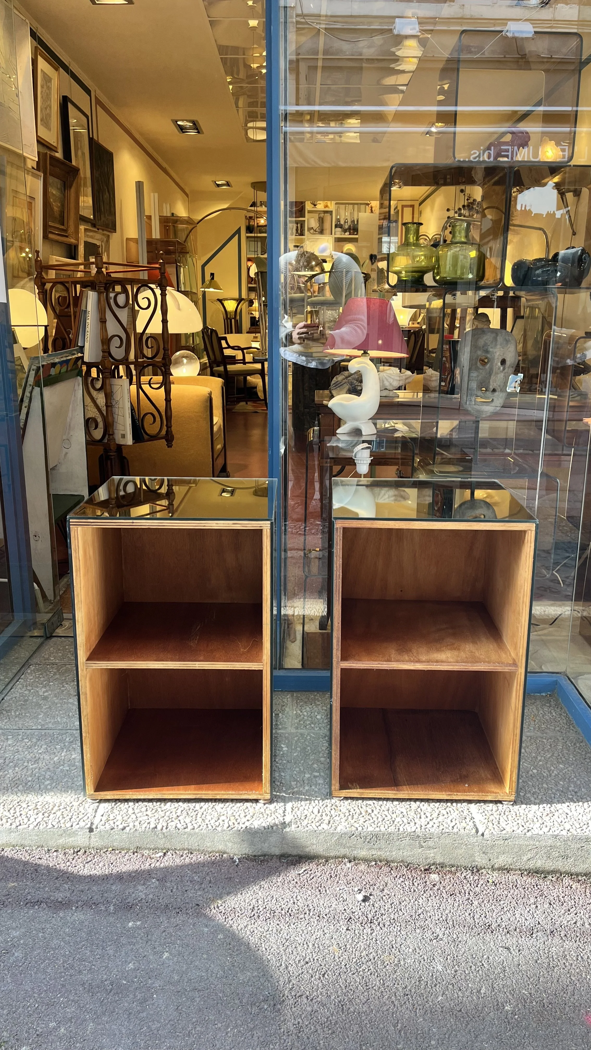 Paire de chevets en miroir, vue de face