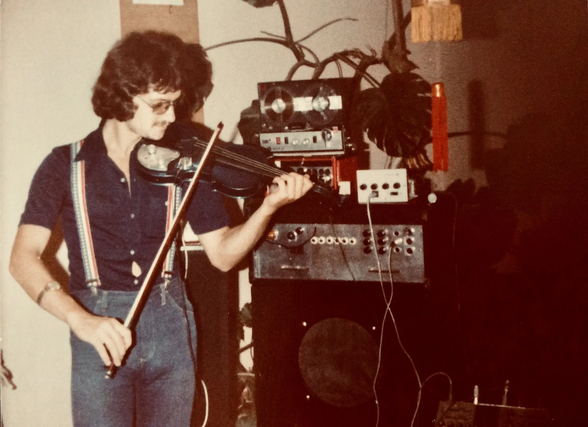 Stefan Elefteriu playing his electric violin, Bucharest, 1978