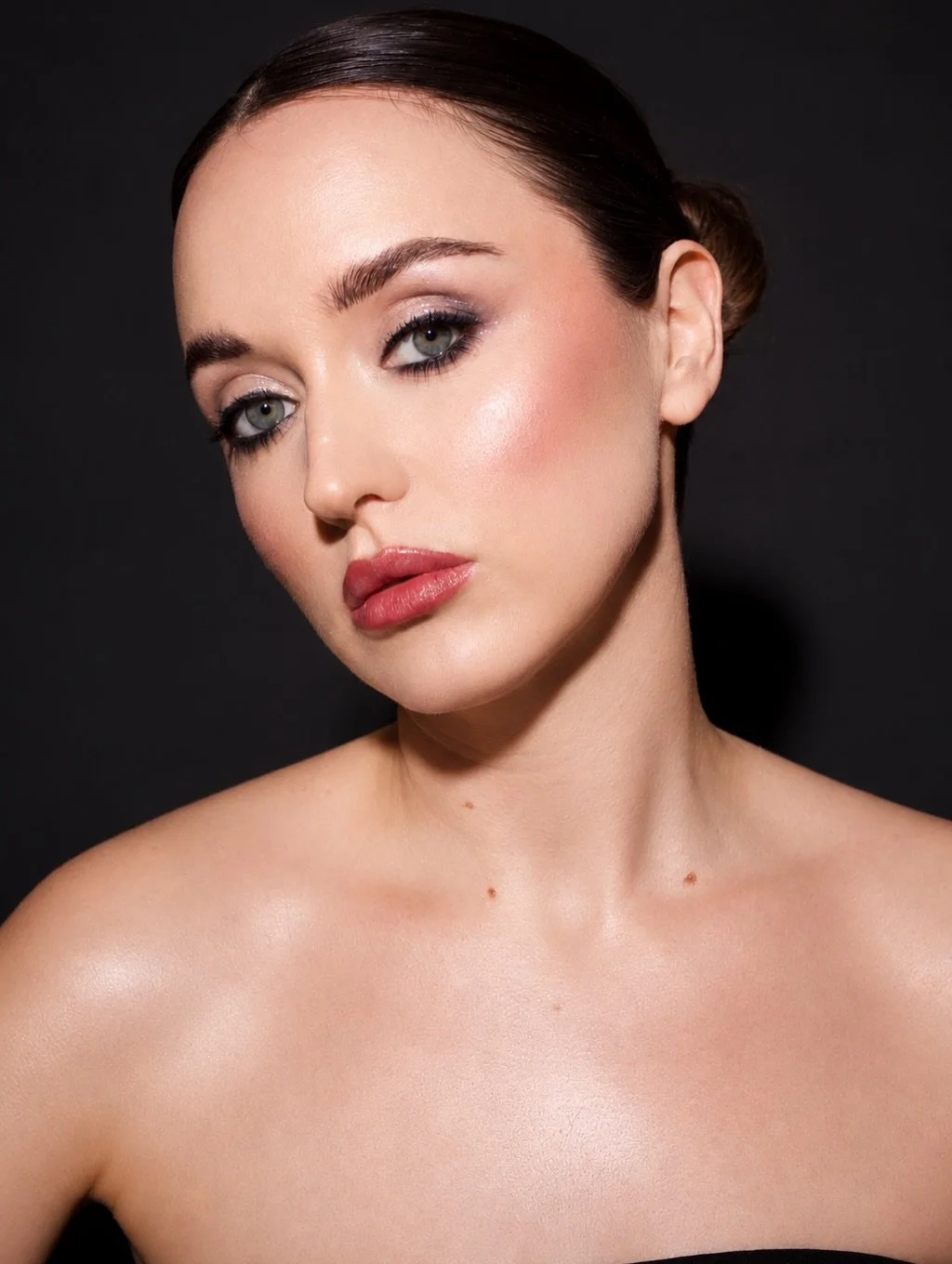 Pink is the new Black. 🩷🖤

F&uuml;r **Black Opium Pink  Glaze** habe ich einen der offiziellen Global Make-up-Looks interpretiert &ndash; sinnlich, modern und unverkennbar YSL.

Ein softes Smoky Eye trifft auf eine gl&auml;nzende, himbeerrote Lippe