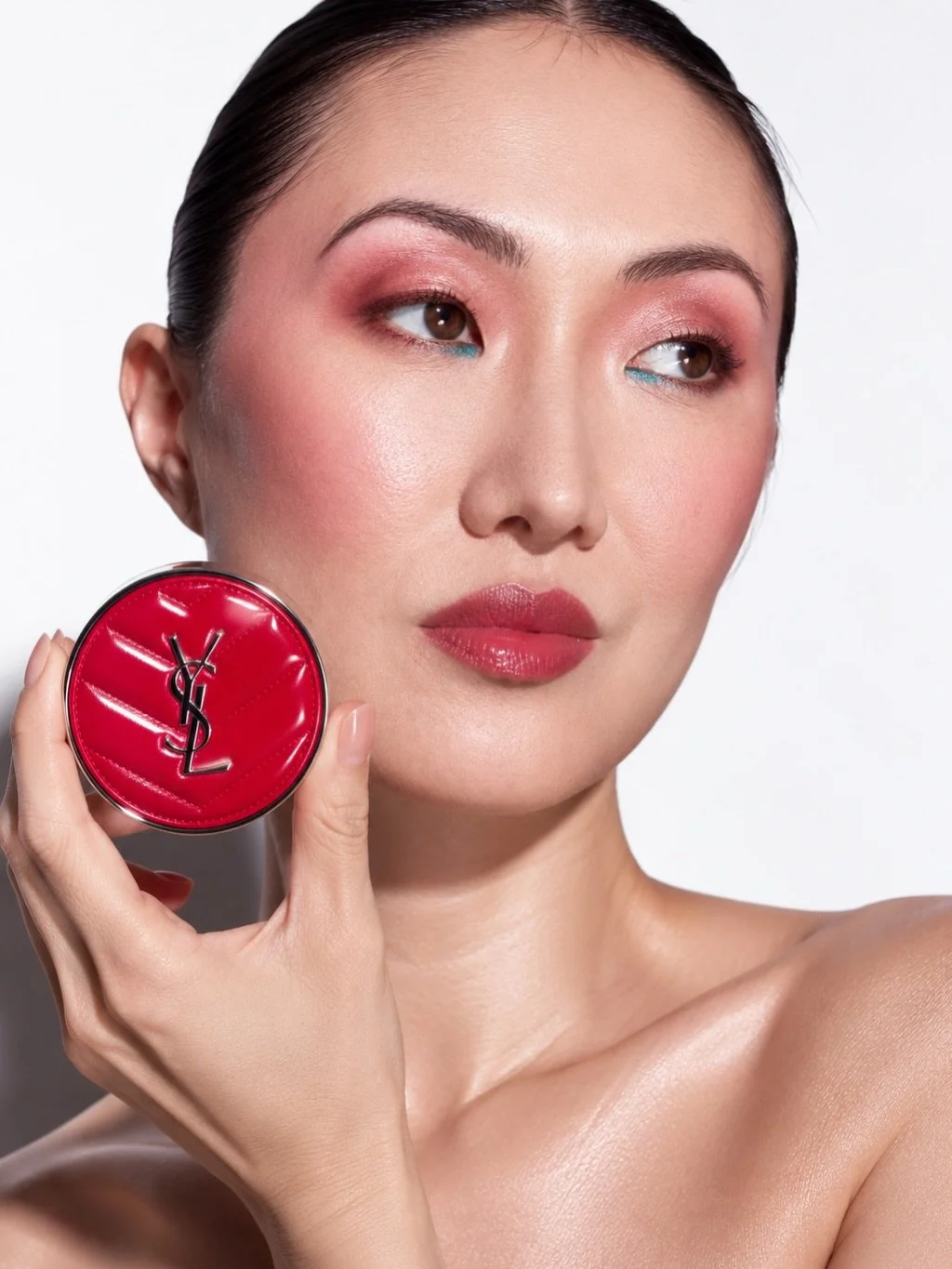 Raspberry Glaze, but make it BOLD. ❤️&zwj;🔥🩵

Glowy Skin, warme Raspberry-T&ouml;ne und ein unerwarteter Pop of Color &ndash; manchmal braucht ein Look gar nicht viel, um ein Statement zu setzen.

Im Mittelpunkt: der neue YSL Beauty Make Me Blush C