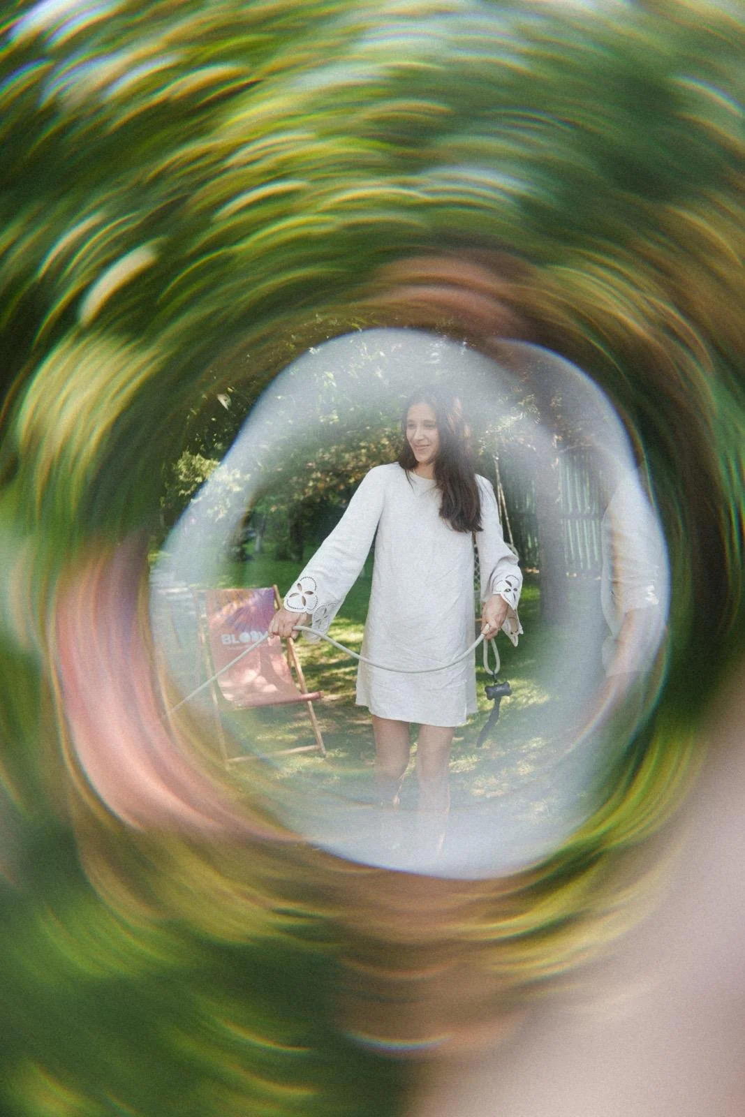 Portret al Cătălinei Vasilescu într-o grădină, fotografie cu efect circular