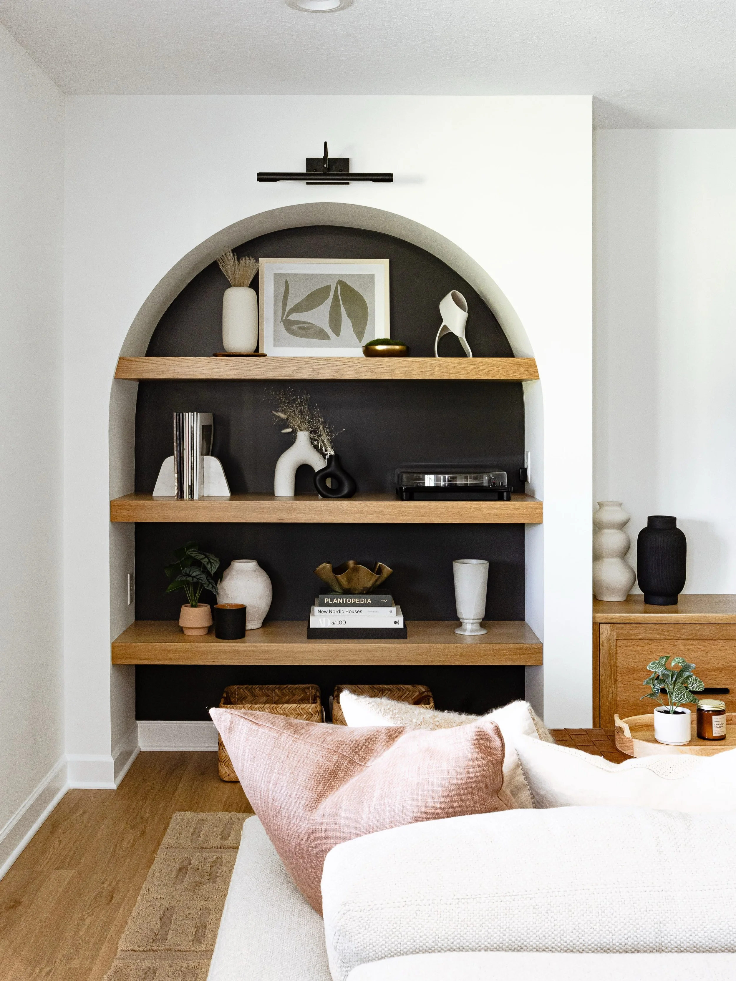 Don&rsquo;t settle for boring walls. Custom built-ins add instant style and personality to any space. Tap the link in our bio to discuss how we can incorporate this feature into your next remodel!

Design: @willabyway