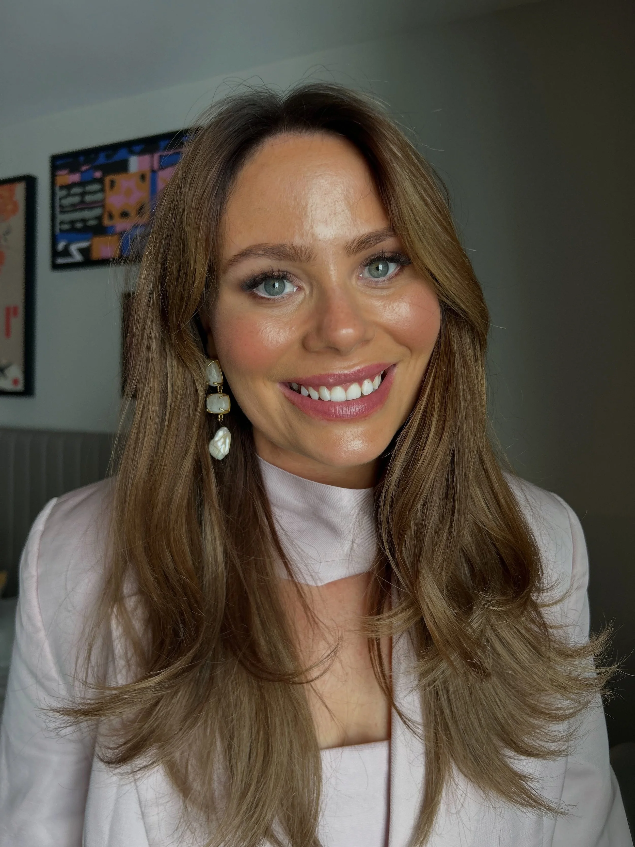 That smile 🥹🧡

Timeless makeup, with a focus on fresh, glowing skin and softly defined features.

A polished look that feels effortless, flattering and never overdone.

I know when someone is smiling that they feel confident and happy with their ma