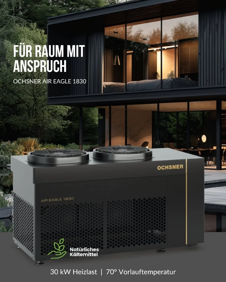 Moderne schwarze Heizungs- und Klimaanlage vor einem modernen Haus mit großem Fenstertür im Garten. Text beschreibt die Heizung OCHSNER AIR EAGLE 1830, 30 kW, 70°C Vorlauftemperatur, mit natürlichem Kältemittel.