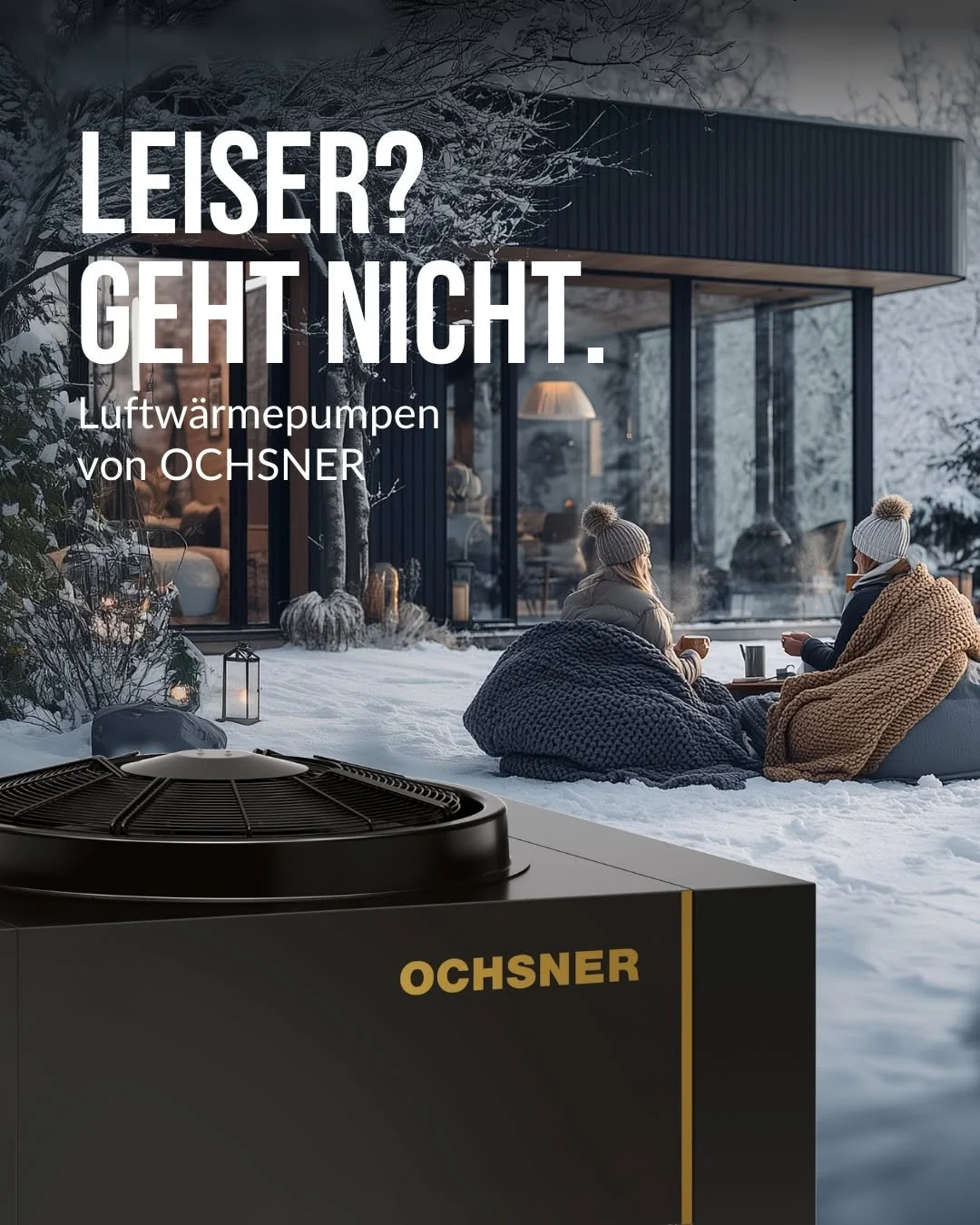 Zwei Menschen sitzen im Winter draußen auf Schneehaufen in dicken Decken und trinken heiße Getränke vor einem modernen Haus mit großen Fenstern. Im Vordergrund ist eine Luftwärmepumpe von OCHSNER zu sehen.