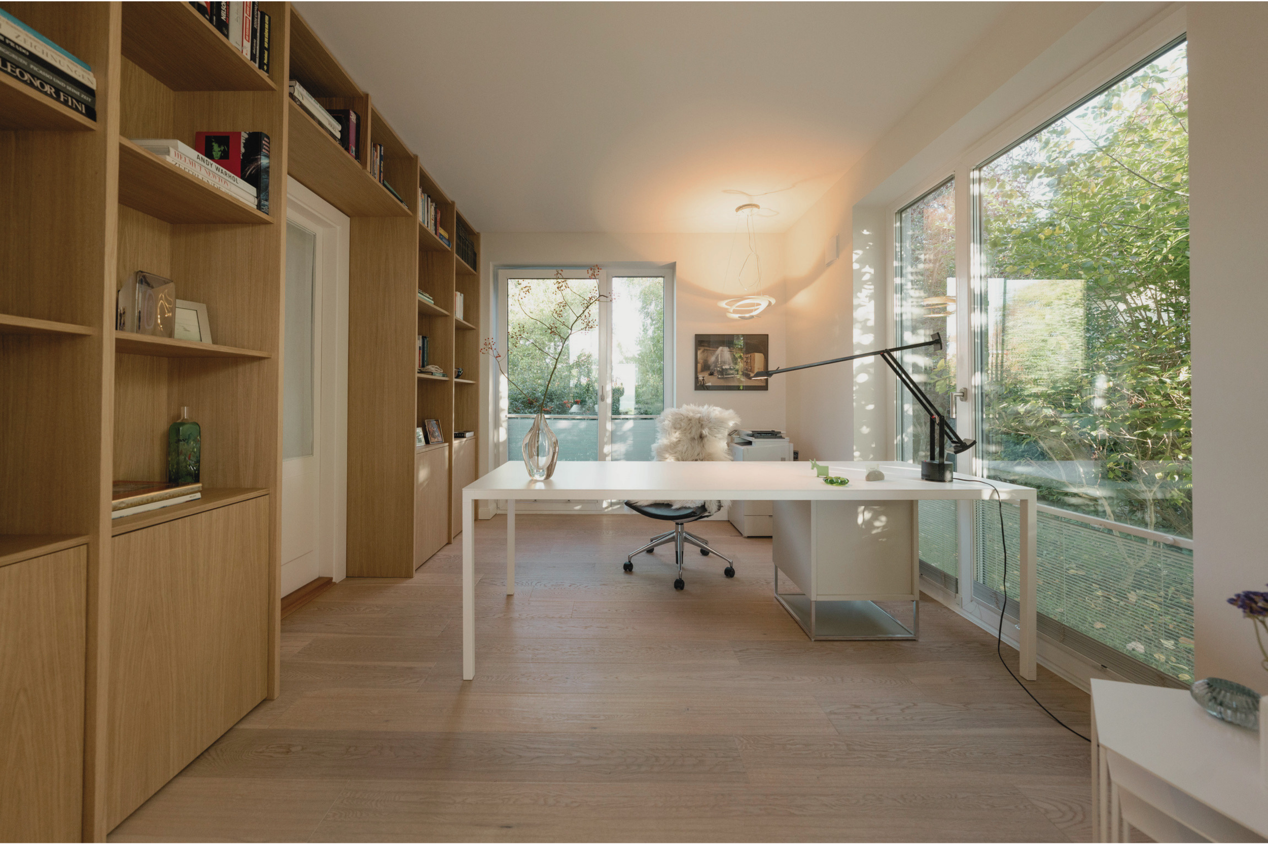Arbeitszimmer mit Einbauregal aus Eiche. Stauraum.