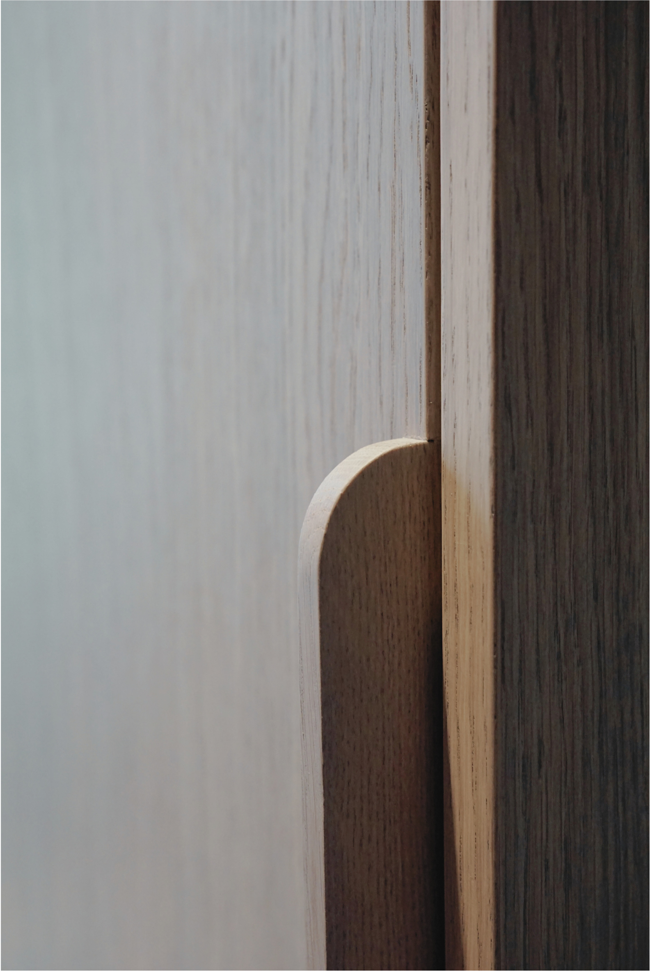 Nahaufnahme von möblierten Wänden mit einem Holzregal oder einem ähnlichen Möbelstück in der Mitte.