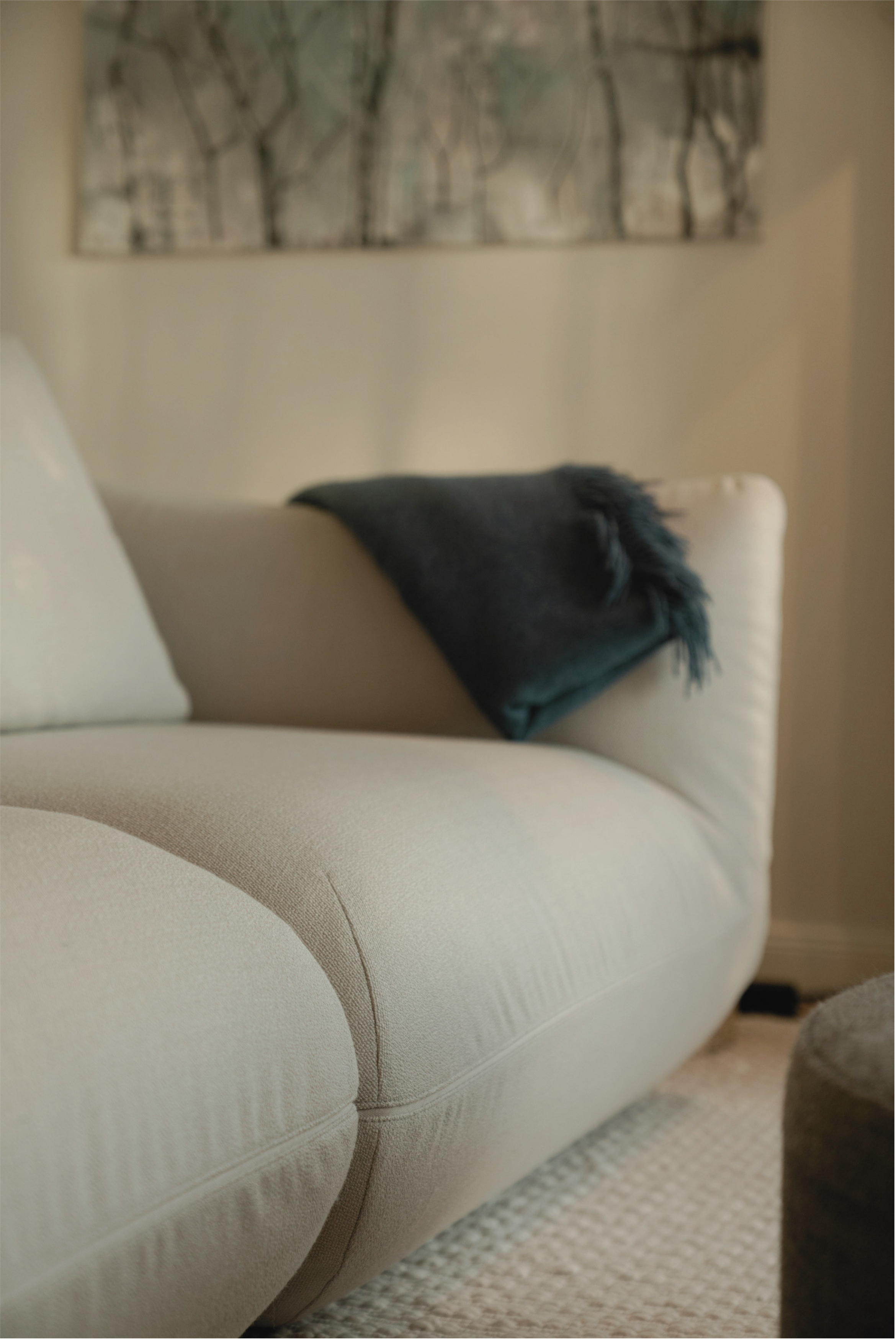 Nahaufnahme eines Sofas. Naturtöne und Blau.