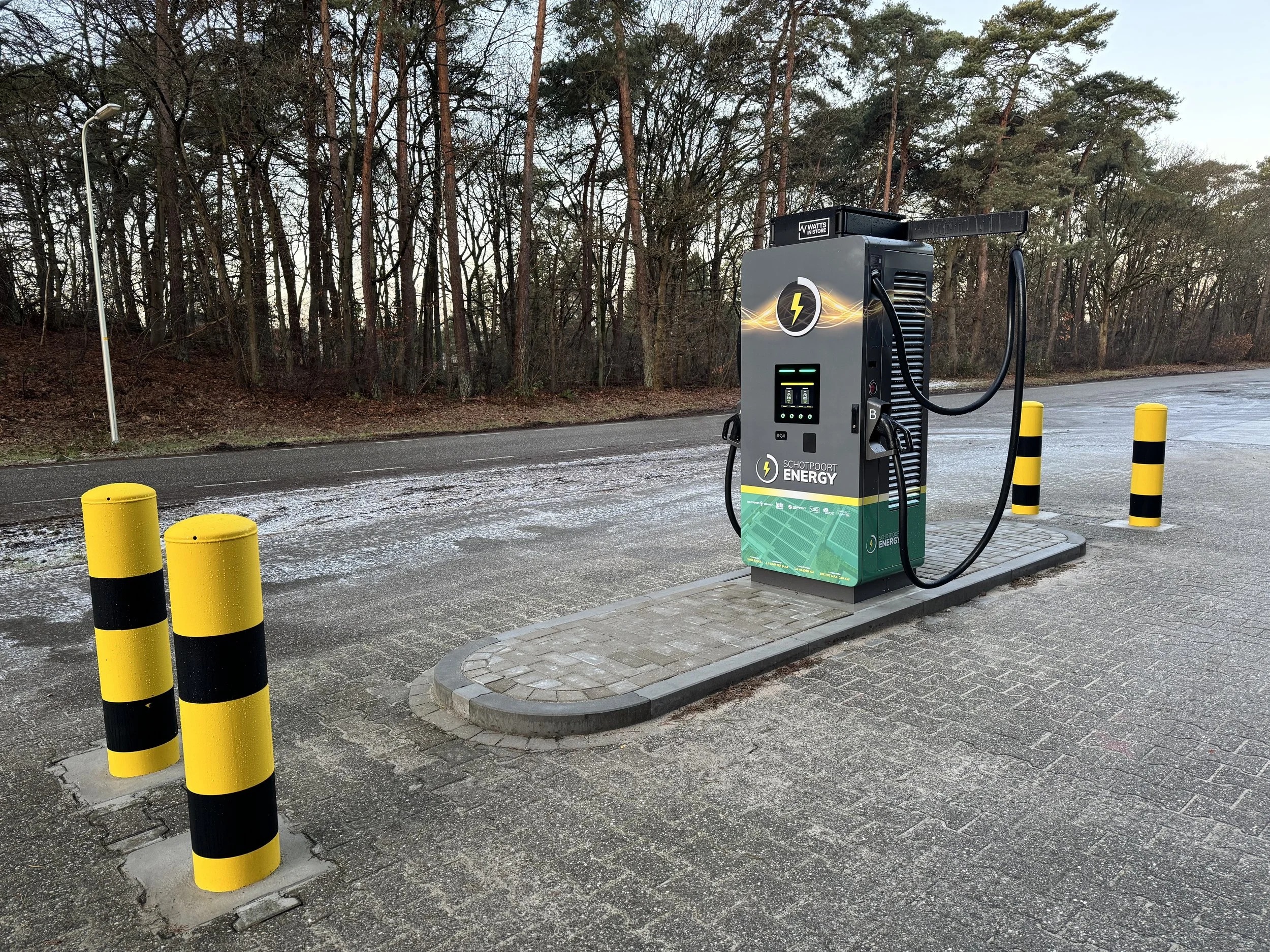 400kW snellader met een accupakket waar de zonne-energie in wordt opgeslagen