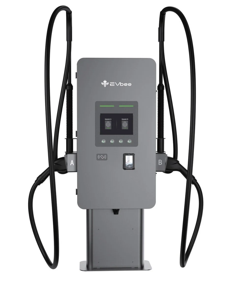 Elektrisch oplaadstation met twee laadkabels, merk EVbee, voor elektrische voertuigen.