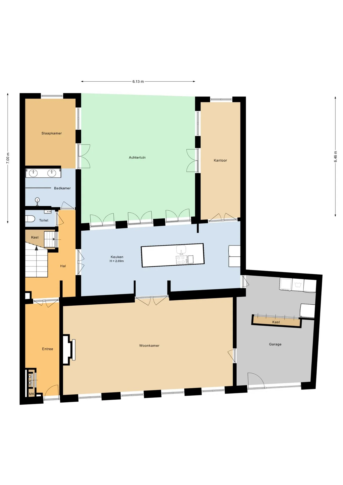 Detail van een plattegrond van een woning met verschillende kamers, inclusief een woonkamer, keuken, garage, kantoor, slaapkamer, badkamer, toilet, hal, en tuin.