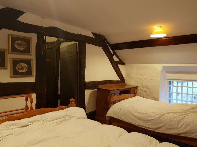 phoca_thumb_l_oldoakbedroom-view3.jpg